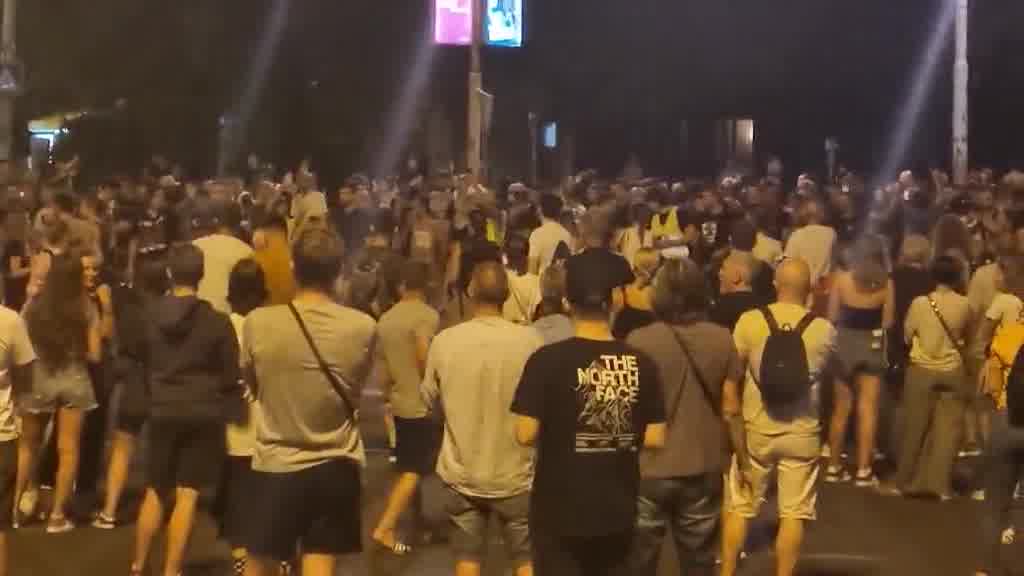 Blockade of the roundabout near the Municipality of Novi Beograd. New Belgrade residents are waiting for Zemun residents to join them in a protest walk
