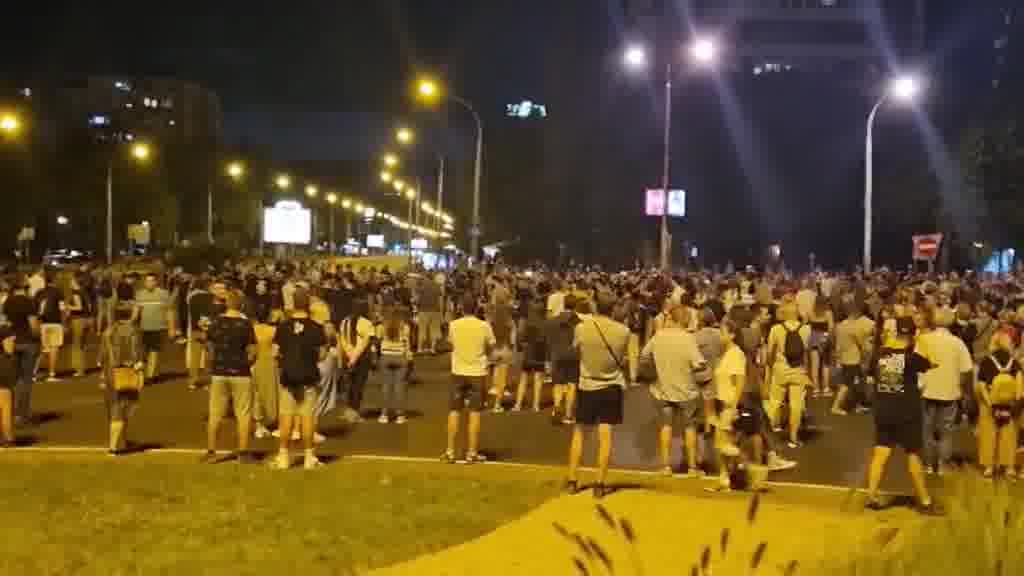Blockade of the roundabout near the Municipality of Novi Beograd. New Belgrade residents are waiting for Zemun residents to join them in a protest walk
