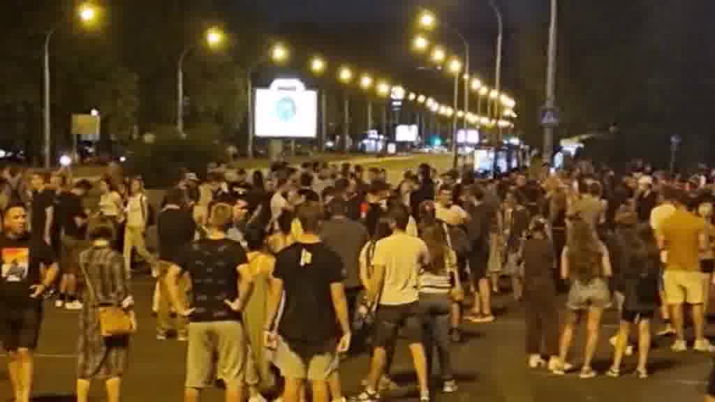 Blockade of the roundabout near the Municipality of Novi Beograd. New Belgrade residents are waiting for Zemun residents to join them in a protest walk
