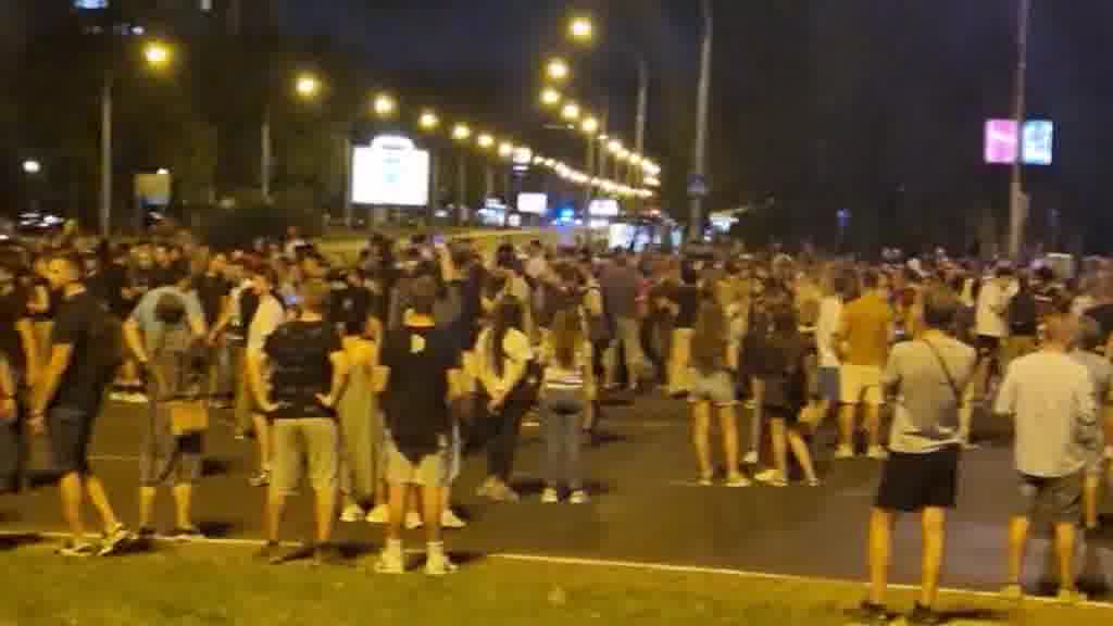 Blockade of the roundabout near the Municipality of Novi Beograd. New Belgrade residents are waiting for Zemun residents to join them in a protest walk