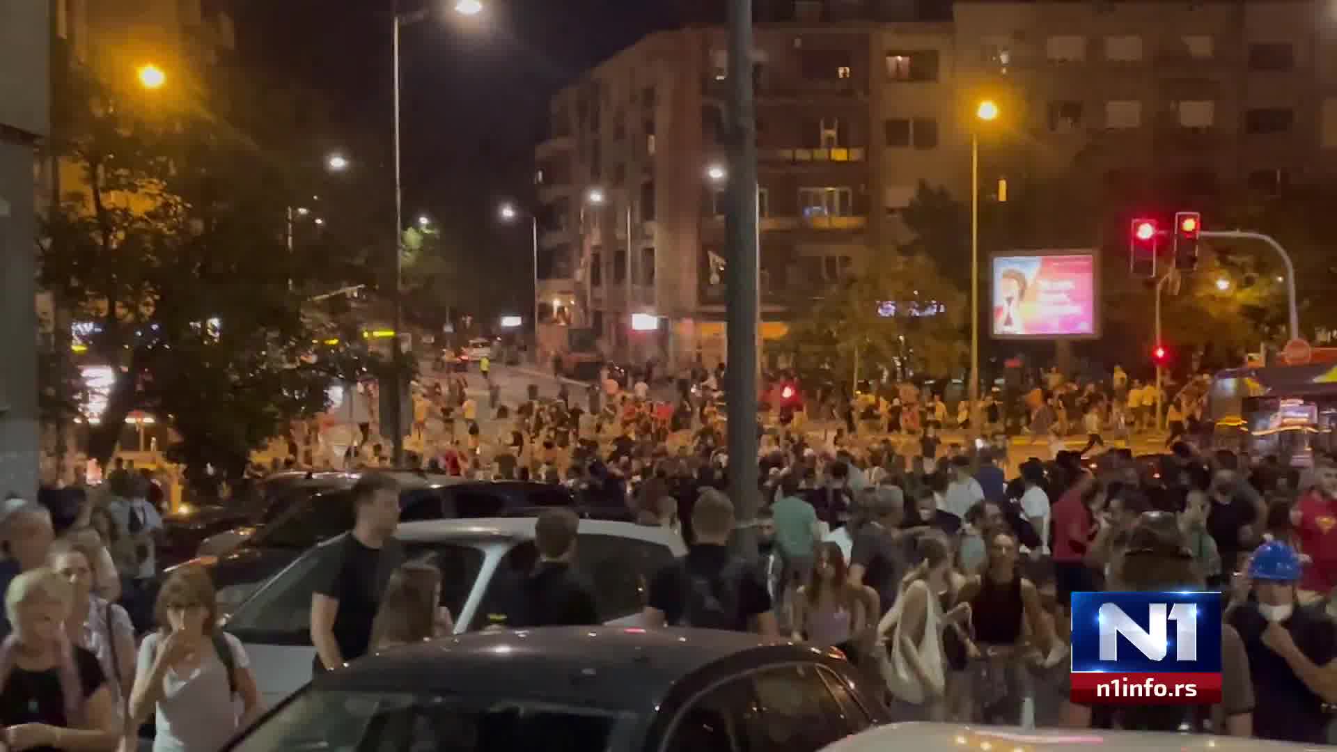 Mitglieder der Gendarmerie begannen, die Bürger eilig zurückzudrängen. Sie drängten die Demonstranten von Cvijićeva nach Starine Novaka in Richtung Tašmajdan