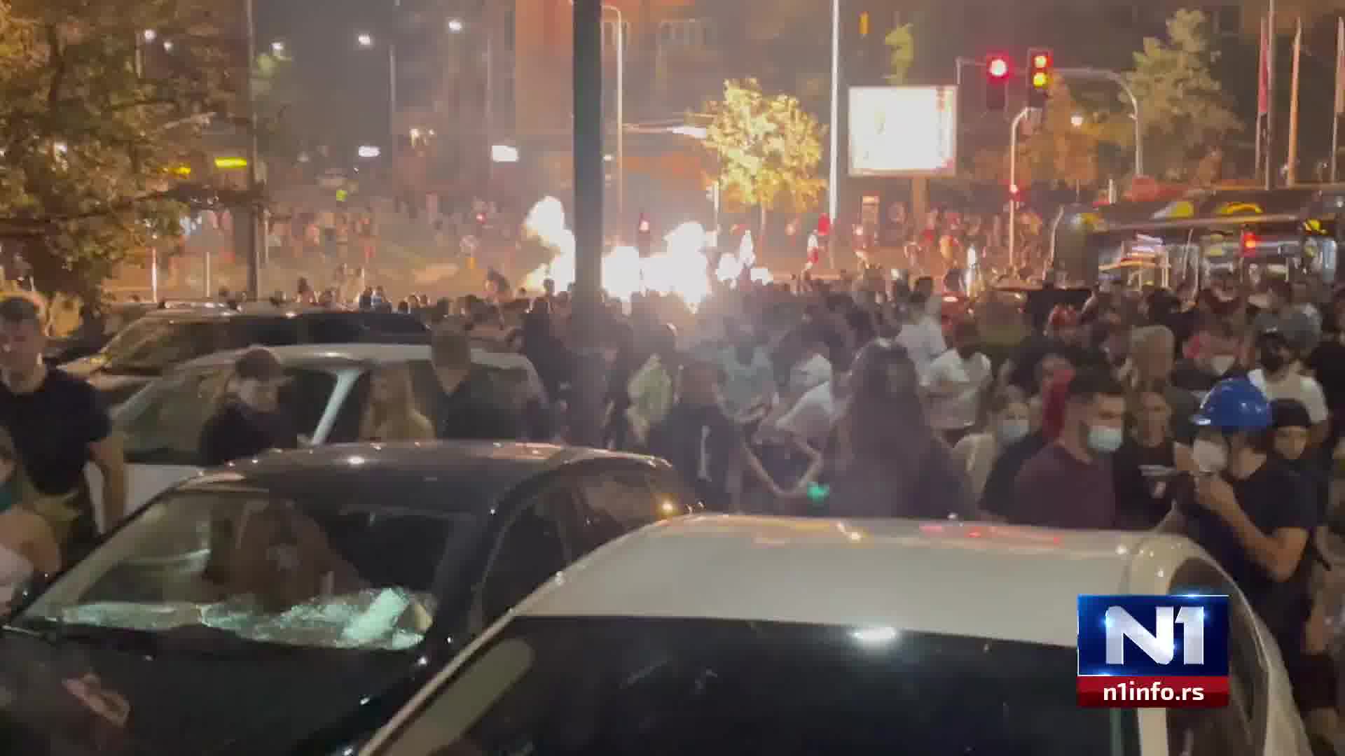 Mitglieder der Gendarmerie begannen, die Bürger eilig zurückzudrängen. Sie drängten die Demonstranten von Cvijićeva nach Starine Novaka in Richtung Tašmajdan