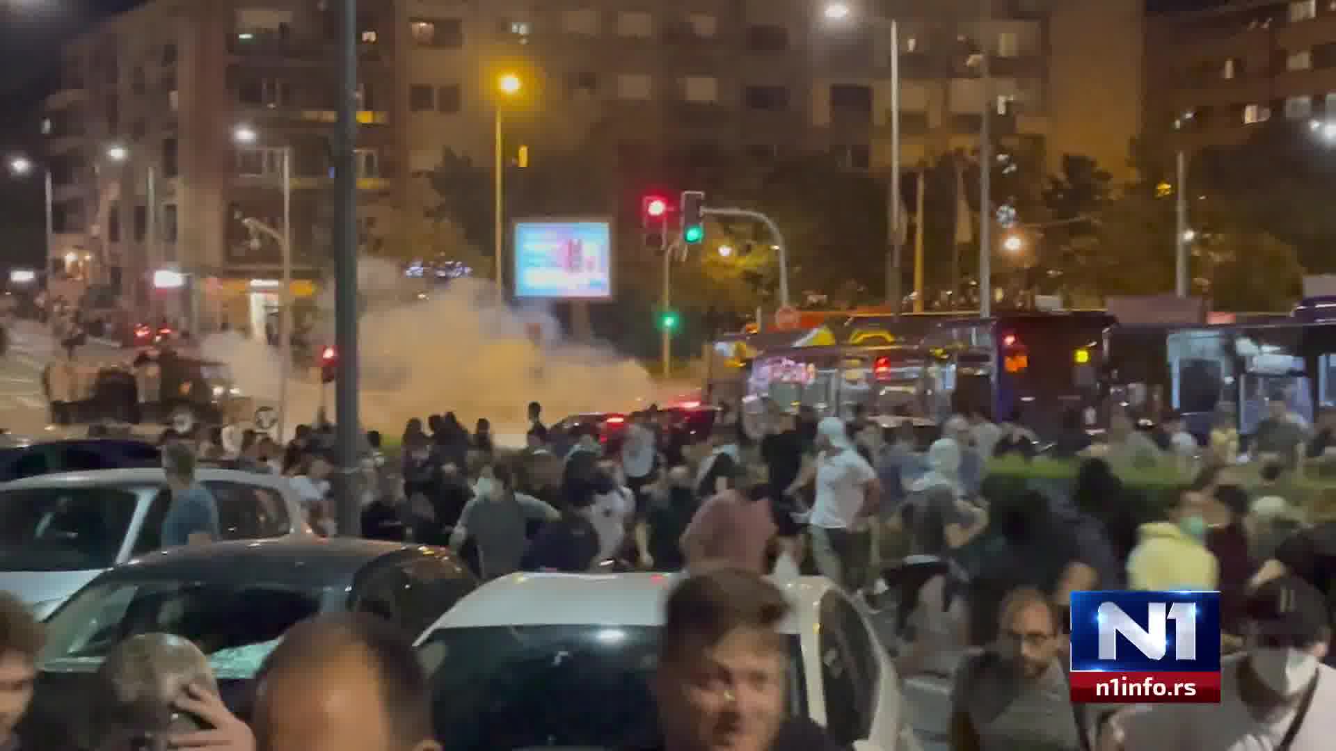 Mitglieder der Gendarmerie begannen, die Bürger eilig zurückzudrängen. Sie drängten die Demonstranten von Cvijićeva nach Starine Novaka in Richtung Tašmajdan