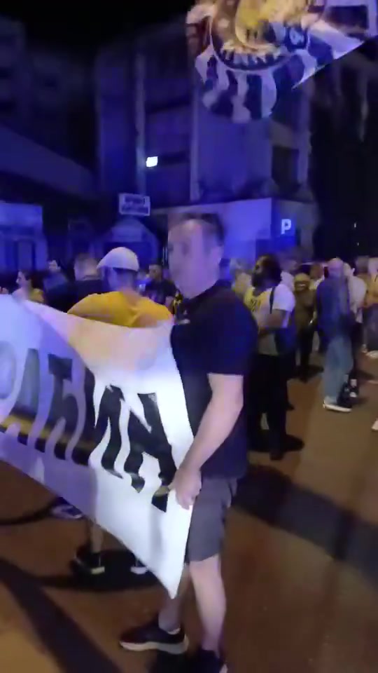 Demonstration in Paraćin in front of SNS office