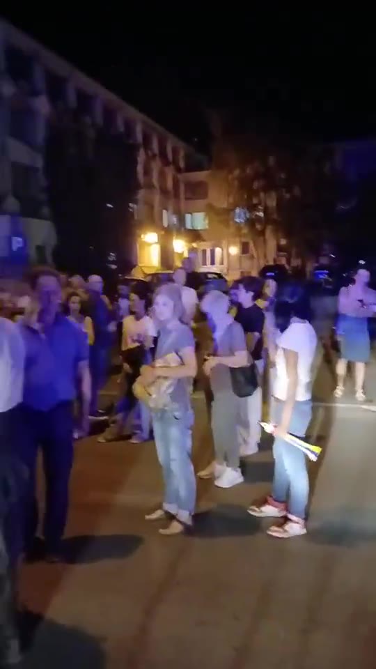 Demonstration in Paraćin in front of SNS office