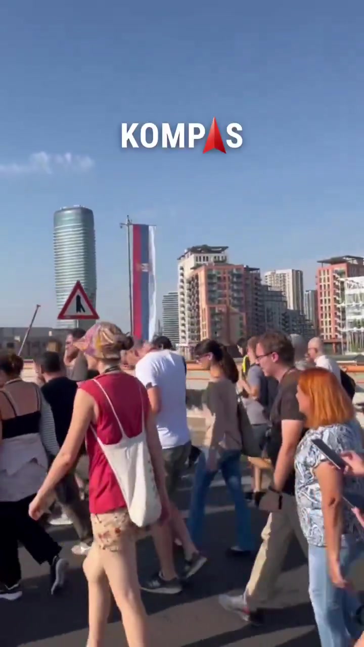 The convoy crosses the Gazelle, the marshals ensure a clear lane