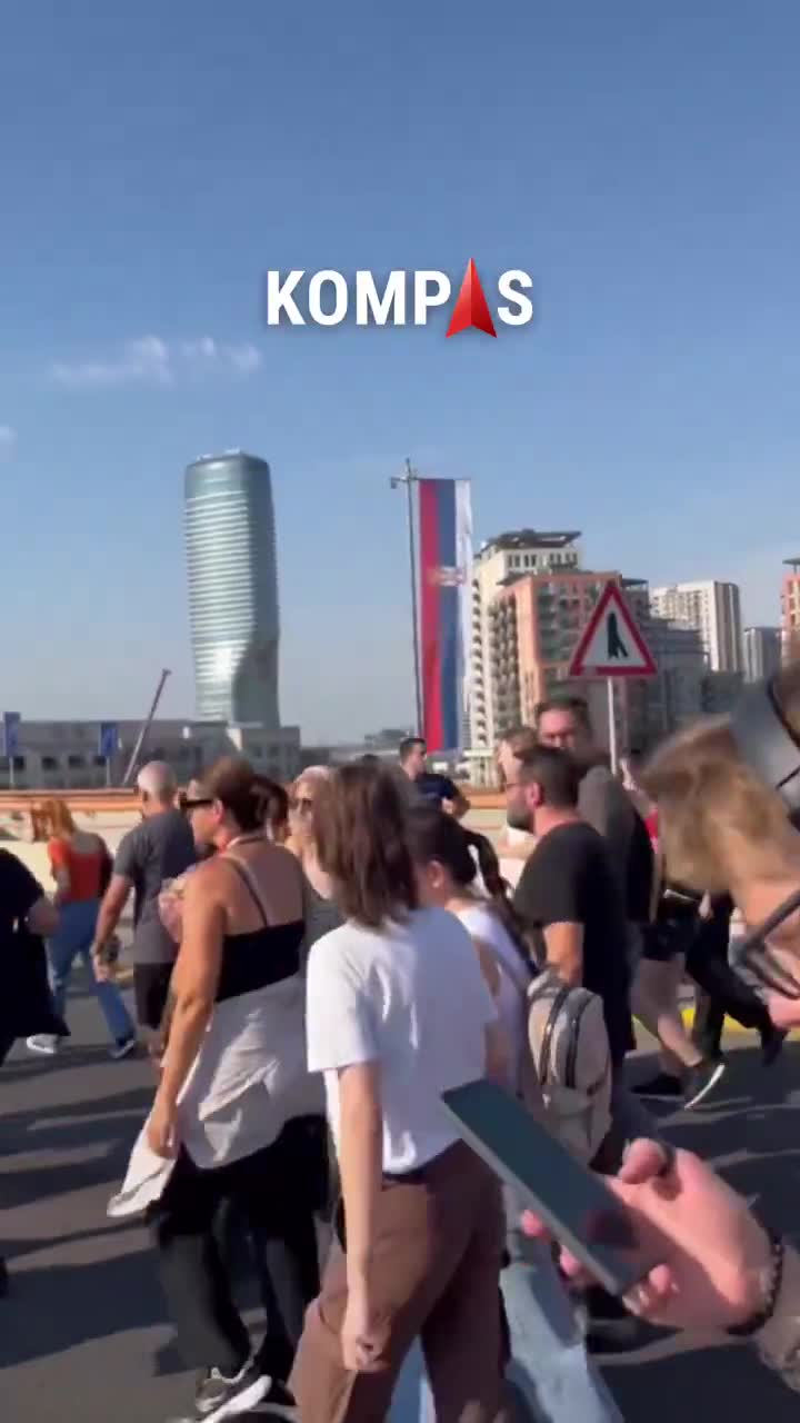 The convoy crosses the Gazelle, the marshals ensure a clear lane