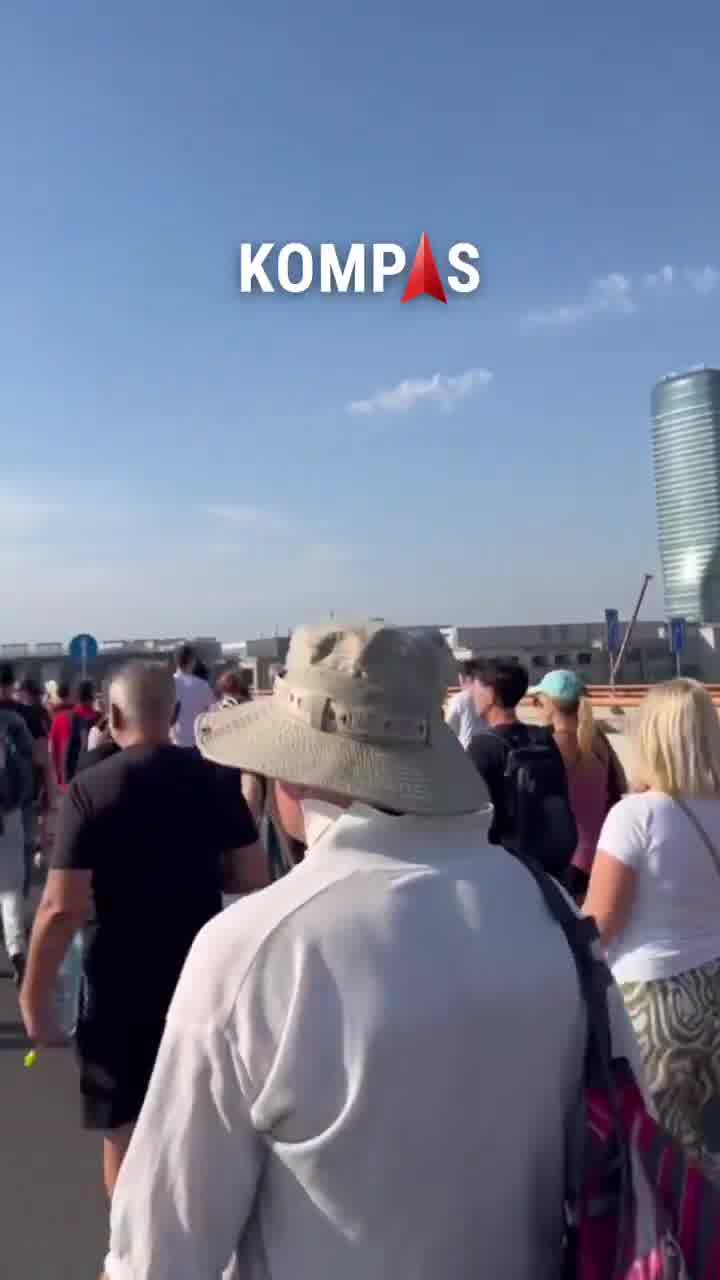 The convoy crosses the Gazelle, the marshals ensure a clear lane