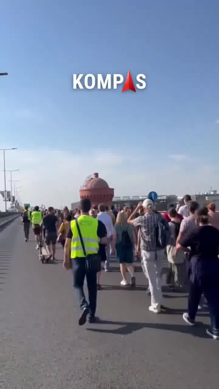 The convoy crosses the Gazelle, the marshals ensure a clear lane