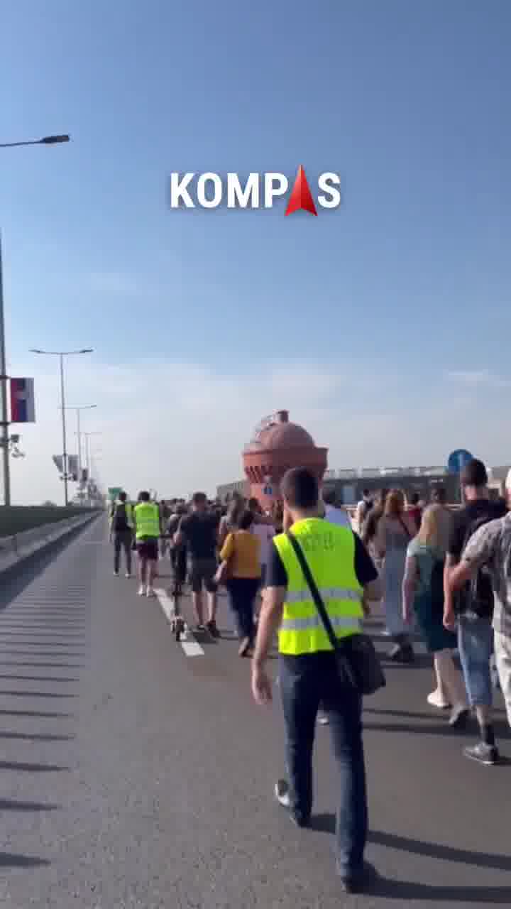 The convoy crosses the Gazelle, the marshals ensure a clear lane