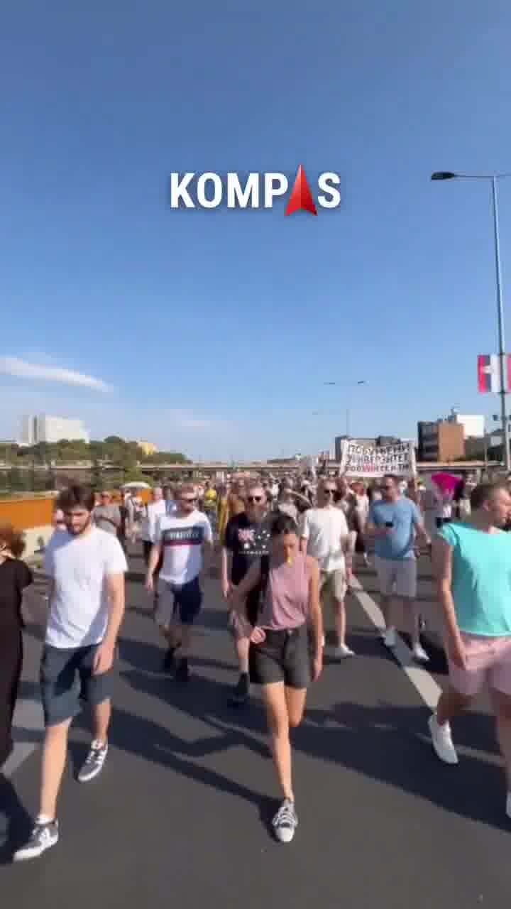The convoy crosses the Gazelle, the marshals ensure a clear lane