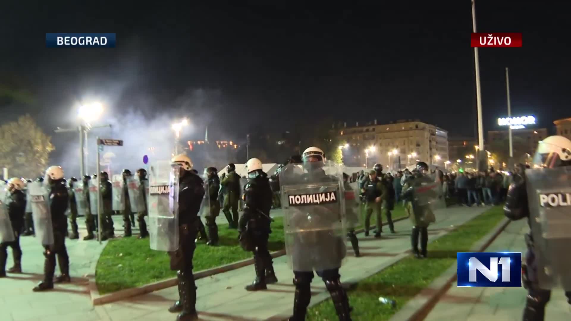 As N1's reporter reports, the situation is very tense. From the direction of Ćaciland, people rushed towards the police cordon and started throwing water bottles at citizens supporting Dijana Hrka. The police reacted by forming a cordon towards them.