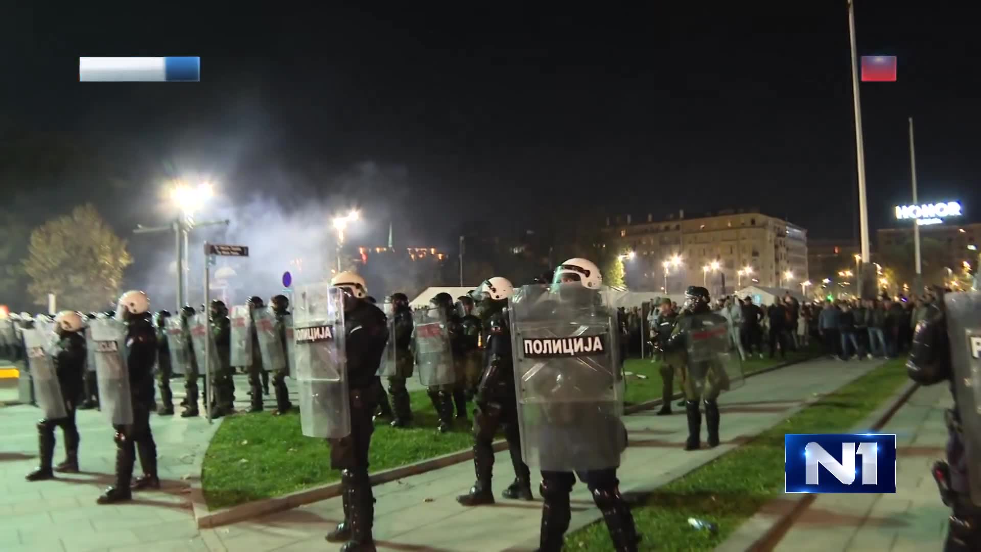As N1's reporter reports, the situation is very tense. From the direction of Ćaciland, people rushed towards the police cordon and started throwing water bottles at citizens supporting Dijana Hrka. The police reacted by forming a cordon towards them.