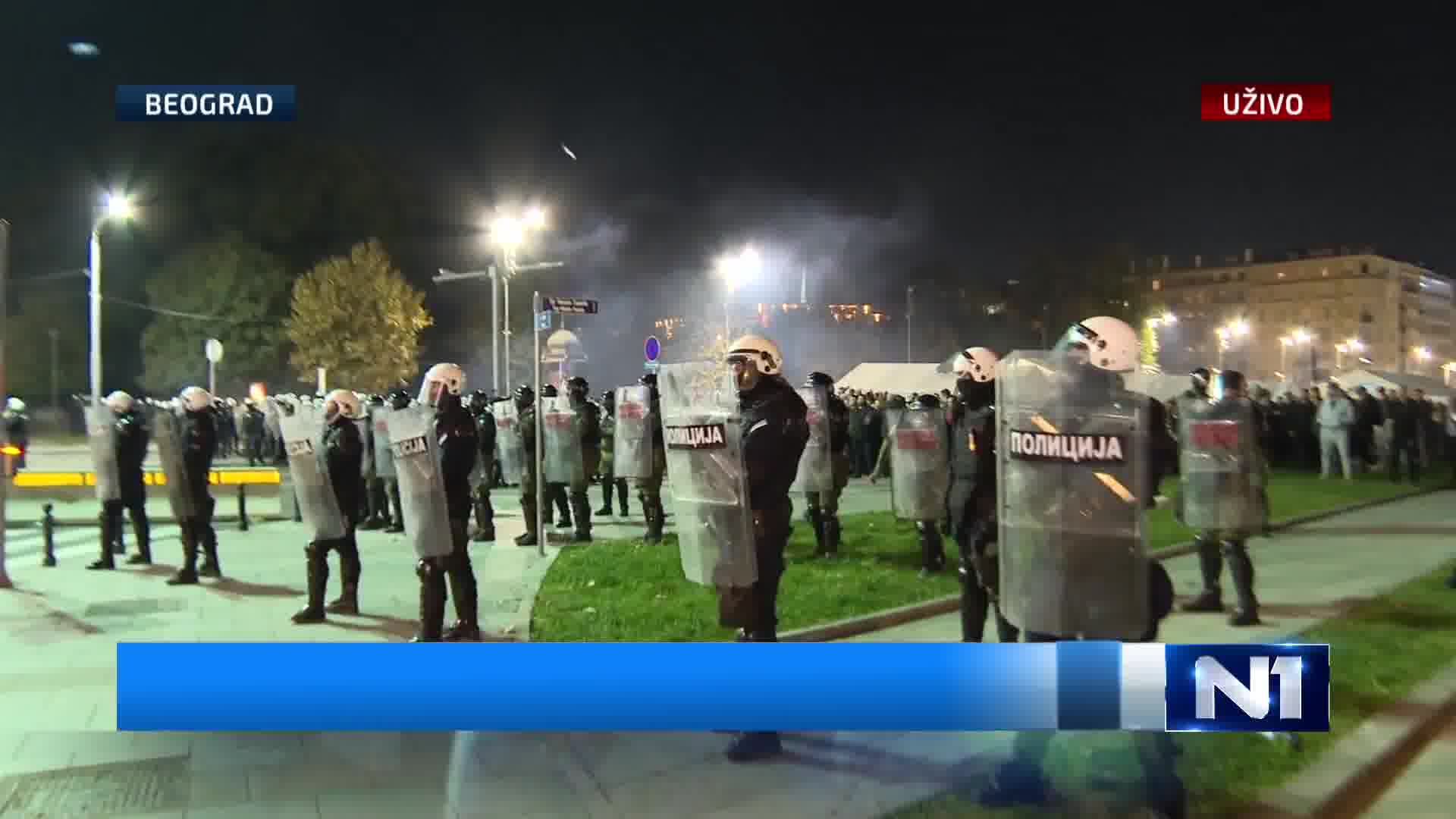 As N1's reporter reports, the situation is very tense. From the direction of Ćaciland, people rushed towards the police cordon and started throwing water bottles at citizens supporting Dijana Hrka. The police reacted by forming a cordon towards them.