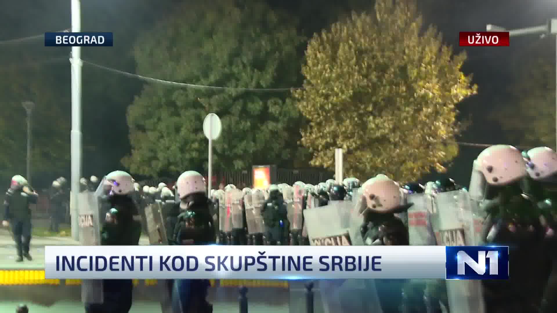 As N1's reporter reports, the situation is very tense. From the direction of Ćaciland, people rushed towards the police cordon and started throwing water bottles at citizens supporting Dijana Hrka. The police reacted by forming a cordon towards them.