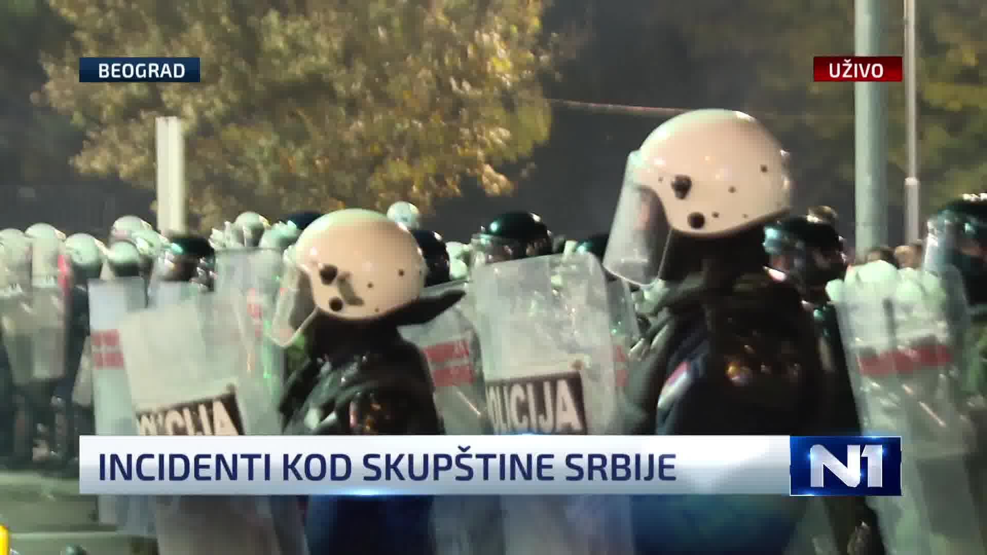 As N1's reporter reports, the situation is very tense. From the direction of Ćaciland, people rushed towards the police cordon and started throwing water bottles at citizens supporting Dijana Hrka. The police reacted by forming a cordon towards them.