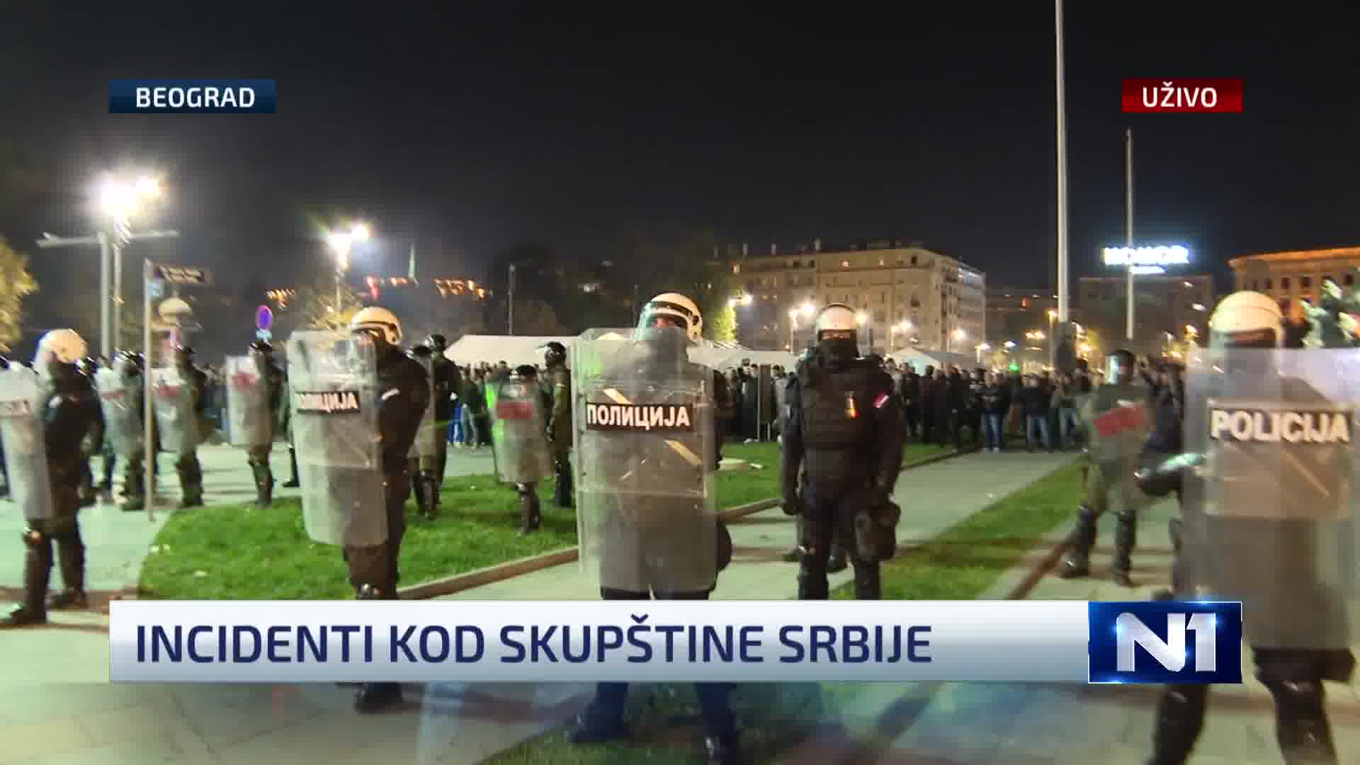 As N1's reporter reports, the situation is very tense. From the direction of Ćaciland, people rushed towards the police cordon and started throwing water bottles at citizens supporting Dijana Hrka. The police reacted by forming a cordon towards them.