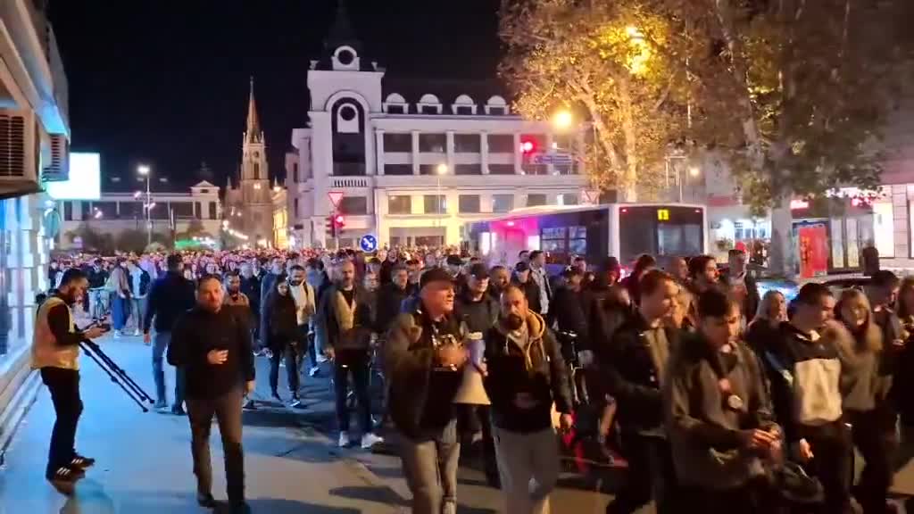 A  column of Novi Sad residents is currently heading towards Bulevar Oslobodjenja, where the SNS office is located. The number of citizens supporting Dijana Hrka is increasing by the minute.