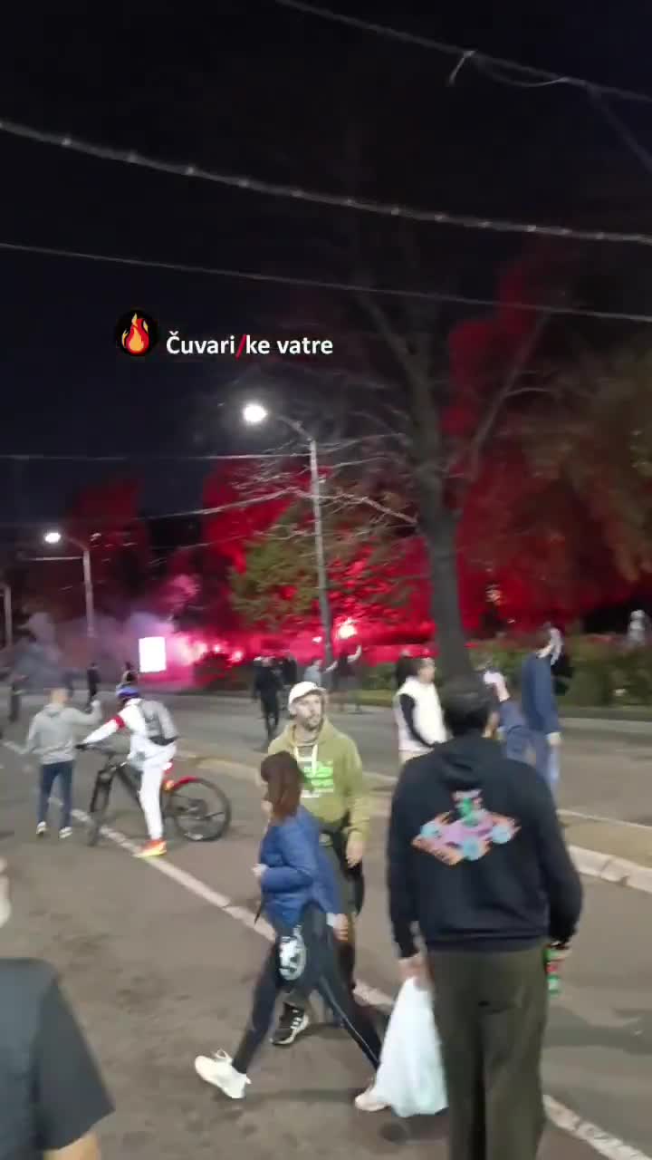 New attack pro-government activists from Pioneer Park. Police set up a cordon again facing the citizens