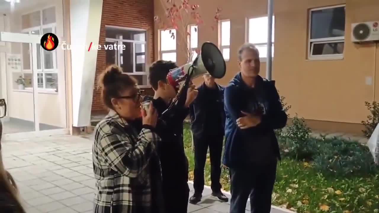 Protest in front of the Ninth Belgrade Gymnasium due to the convening of a session of the temporary School Board without prior notice to employees, the Parents' Council, unions, or the Student Parliament. The session was held secretly today at 2:30 p.m., instead of 6:30 p.m. as announced.