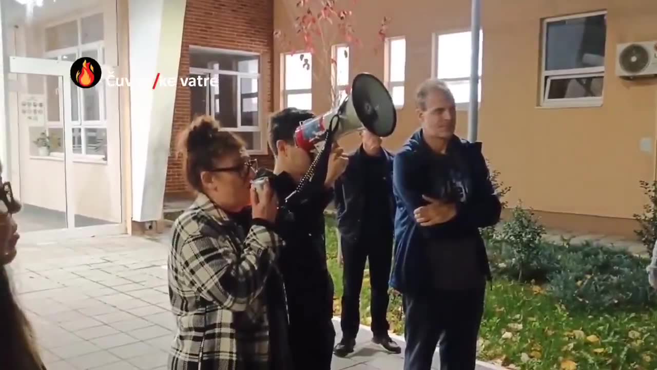 Protest in front of the Ninth Belgrade Gymnasium due to the convening of a session of the temporary School Board without prior notice to employees, the Parents' Council, unions, or the Student Parliament. The session was held secretly today at 2:30 p.m., instead of 6:30 p.m. as announced.