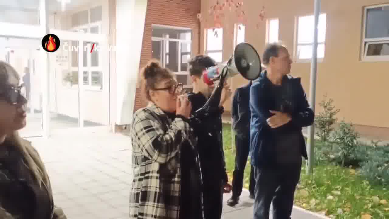 Protest in front of the Ninth Belgrade Gymnasium due to the convening of a session of the temporary School Board without prior notice to employees, the Parents' Council, unions, or the Student Parliament. The session was held secretly today at 2:30 p.m., instead of 6:30 p.m. as announced.