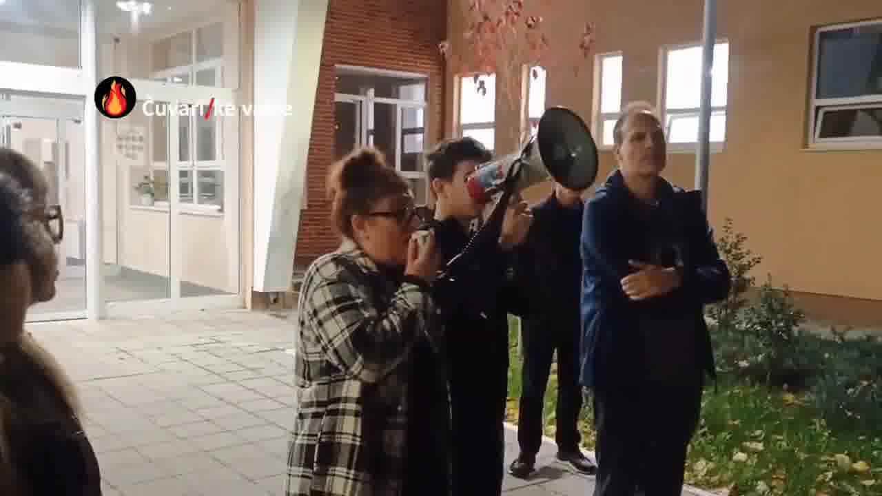 Protest in front of the Ninth Belgrade Gymnasium due to the convening of a session of the temporary School Board without prior notice to employees, the Parents' Council, unions, or the Student Parliament. The session was held secretly today at 2:30 p.m., instead of 6:30 p.m. as announced.