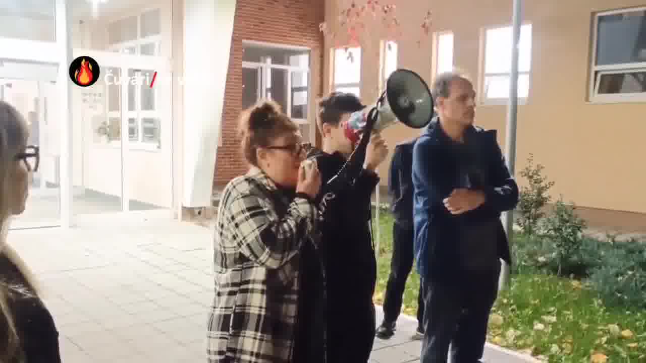 Protest in front of the Ninth Belgrade Gymnasium due to the convening of a session of the temporary School Board without prior notice to employees, the Parents' Council, unions, or the Student Parliament. The session was held secretly today at 2:30 p.m., instead of 6:30 p.m. as announced.