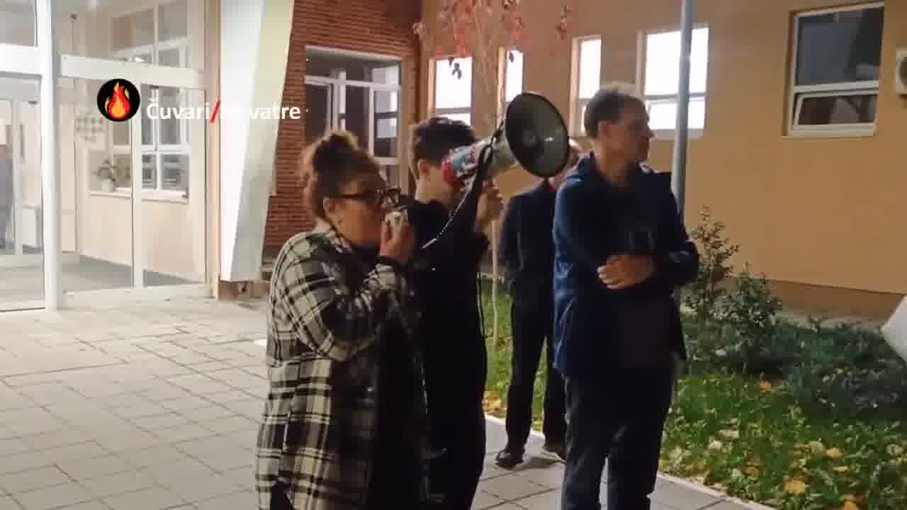 Protest in front of the Ninth Belgrade Gymnasium due to the convening of a session of the temporary School Board without prior notice to employees, the Parents' Council, unions, or the Student Parliament. The session was held secretly today at 2:30 p.m., instead of 6:30 p.m. as announced.