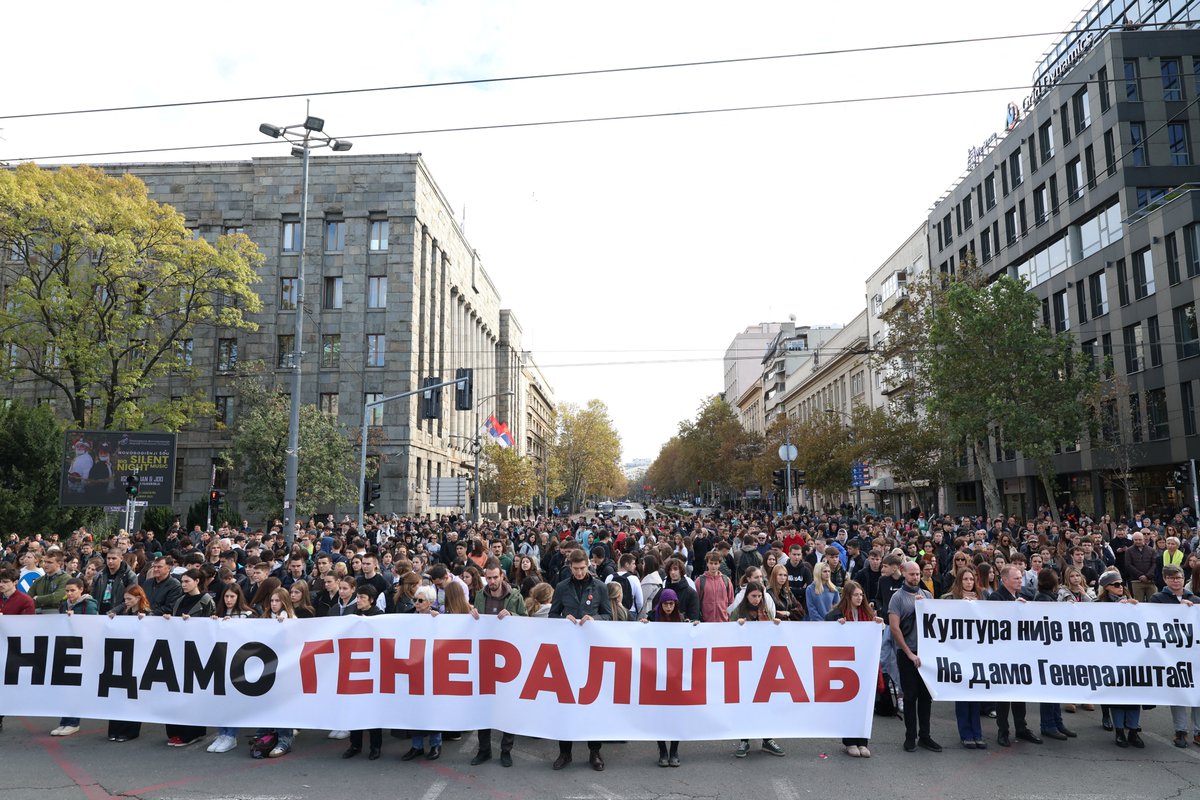 In the Serbian Parliament, a debate on the lex specialis that could determine the fate of the General Staff. A protest was held in Belgrade against the demolition of this building.
