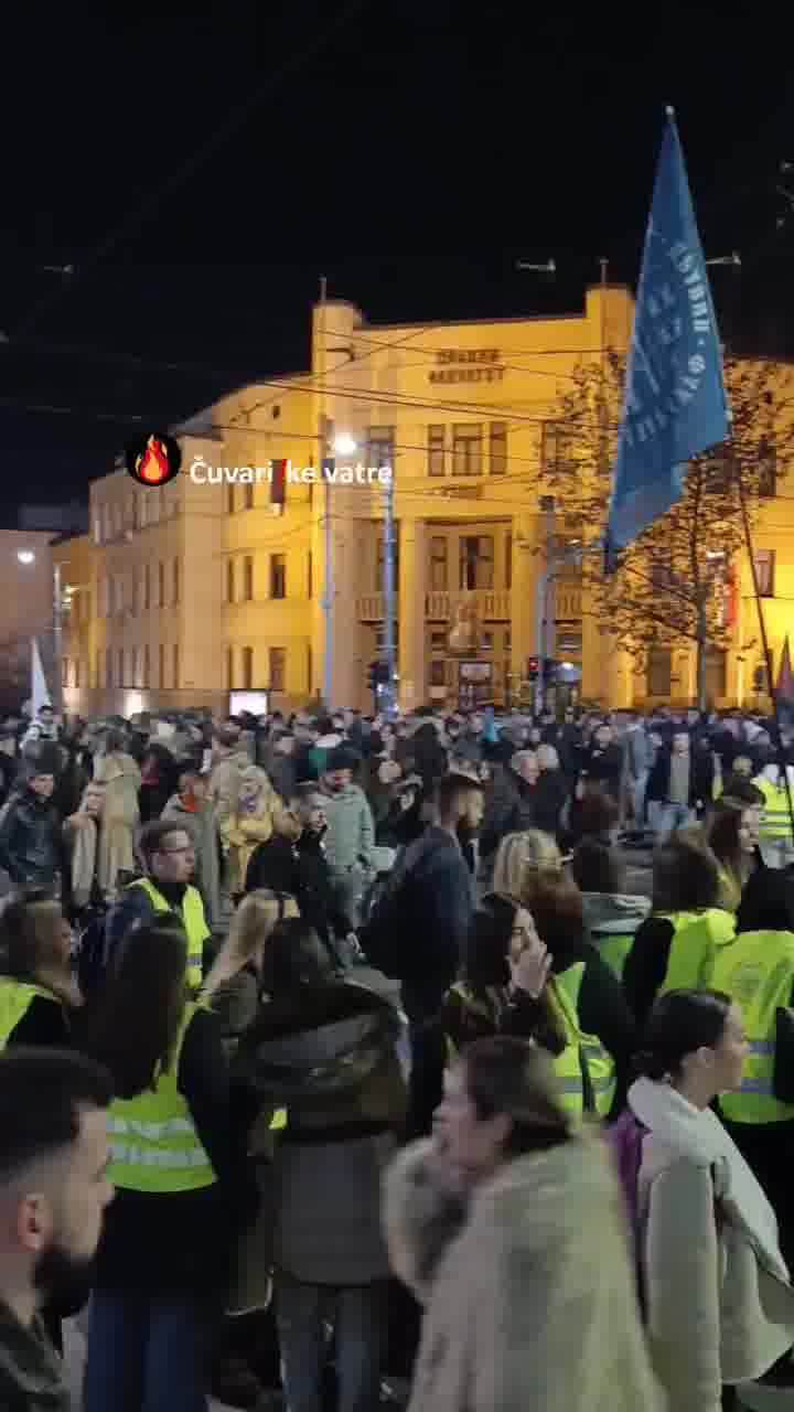 Students of the Faculty of Law in Belgrade mark the anniversary of the beginning of the blockade with a protest and a walk. They first go to the Supreme Public Prosecutor's Office. Then to the Government of Serbia building, then the Presidency, then the National Theater, then the Rectorate building. They end the walk in front of the RTS building