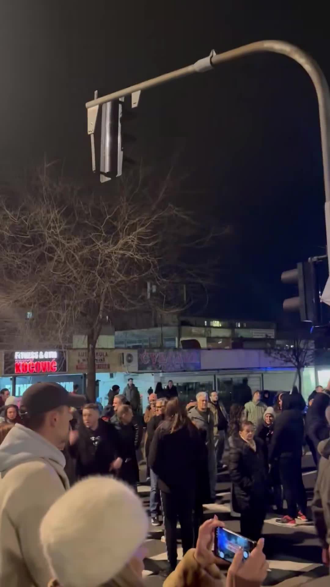 Support for neighbors from Konjarnik whose flower shop Imela was set on fire for supporting students