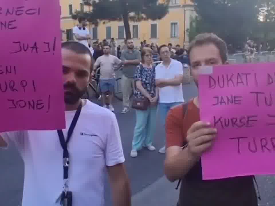 Thousands of people took part in the 2nd day of protests in Tirana against the Zvernec investment, linked to Jared Kushner and Qatari investors. Protesters chanted, Albania is only for Albanians and Death to the traitors. Conservative groups also joined the protest; They protested against the new protocol which allows free hormone therapy for transgender people