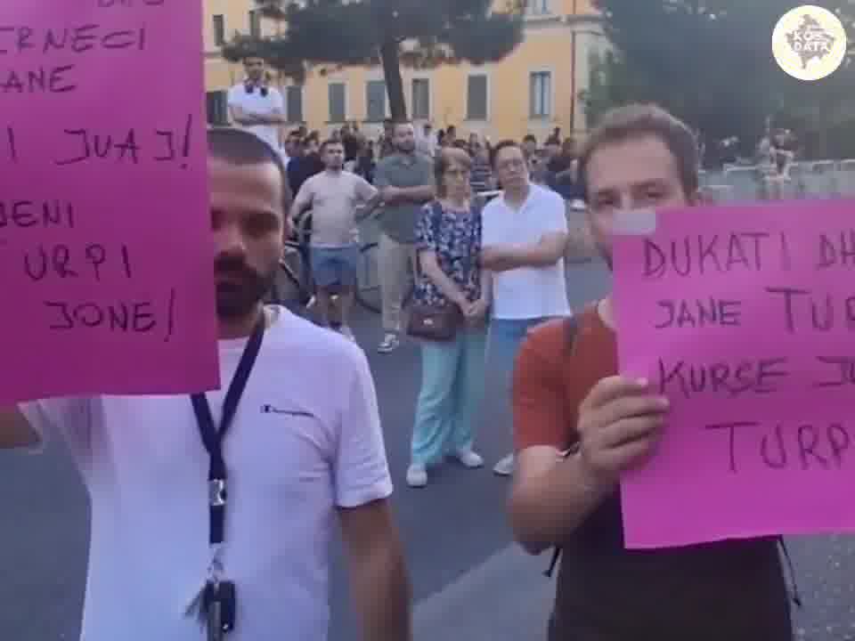 Thousands of people took part in the 2nd day of protests in Tirana against the Zvernec investment, linked to Jared Kushner and Qatari investors. Protesters chanted, Albania is only for Albanians and Death to the traitors. Conservative groups also joined the protest; They protested against the new protocol which allows free hormone therapy for transgender people