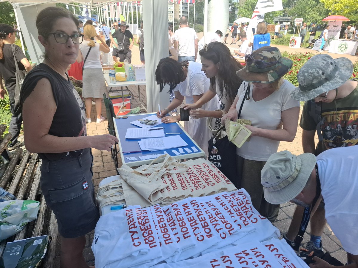 Citizens in Limanski Park in Novi Sad have the opportunity to sign objections to the project Novi Sad on the Water. The signing campaign will last until 4:30 p.m. and is being carried out as part of the student protest taking place in Novi Sad today