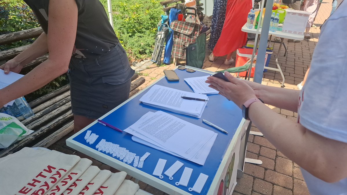 Citizens in Limanski Park in Novi Sad have the opportunity to sign objections to the project Novi Sad on the Water. The signing campaign will last until 4:30 p.m. and is being carried out as part of the student protest taking place in Novi Sad today