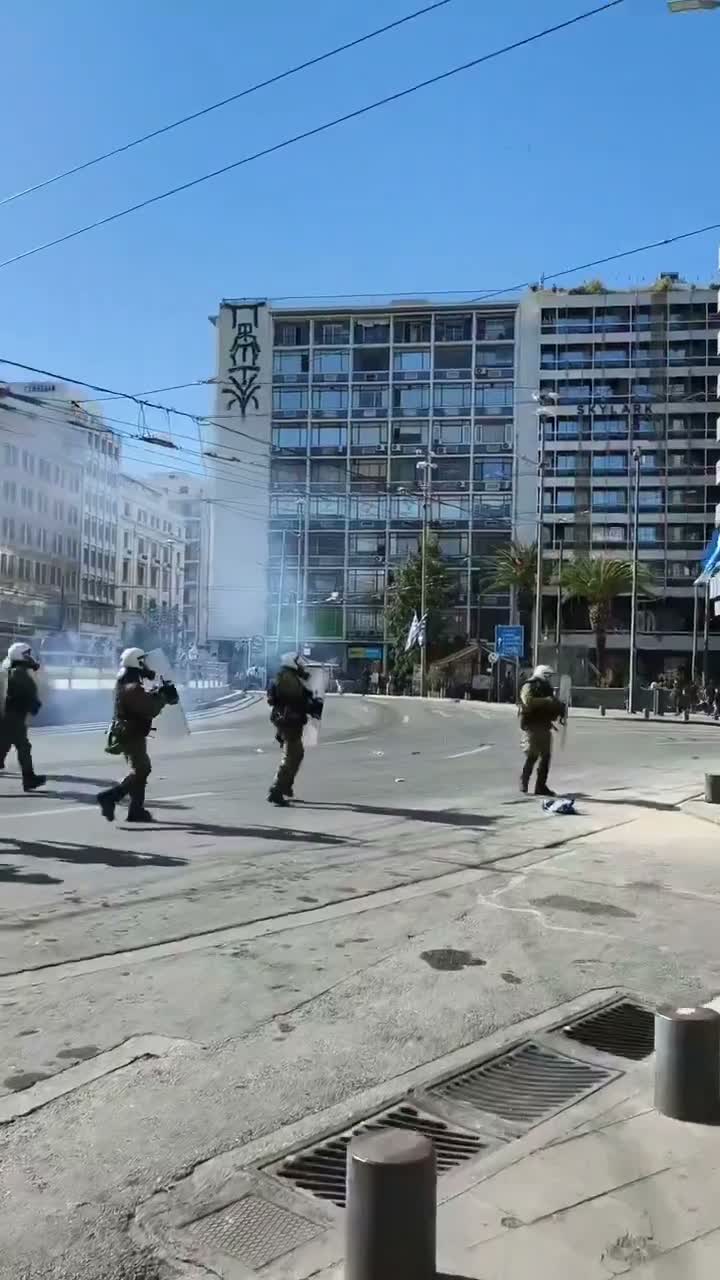 Police investigating an explosion outside an apartment building in the downtown Athens district of Kolonos on Wednesday afternoon have identified a resident with a criminal record as a person of interest